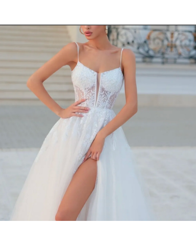 Robe de mariée avec fente, dentelle et strass